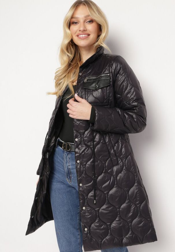 Born2be - Czarna Kurtka za Kolano z Kołnierzem Pikowana Chloime. Kolor: czarny. Materiał: materiał