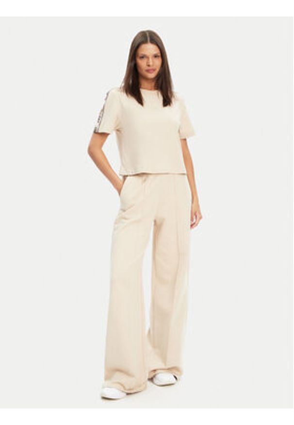 Guess T-Shirt V3RI08 I3Z14 Beżowy Regular Fit. Kolor: beżowy. Materiał: bawełna