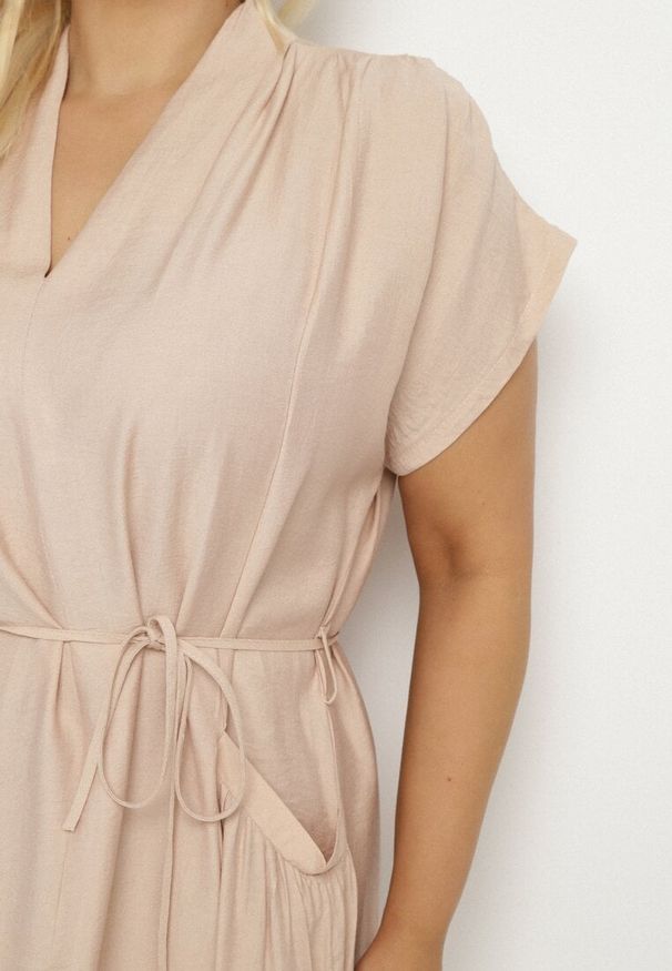 Born2be - Beżowa Wiskozowa Sukienka Pudełkowa z Cienkim Paskiem i Kieszeniami Lumivorae. Okazja: na co dzień. Kolekcja: plus size. Kolor: beżowy. Materiał: wiskoza. Typ sukienki: proste, dla puszystych. Styl: elegancki, casual