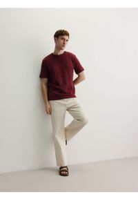 Reserved - Strukturalny t-shirt comfort fit - brązowy. Kolor: brązowy. Materiał: bawełna, dzianina