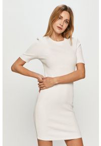 Calvin Klein Jeans - Sukienka. Kolor: biały. Materiał: dzianina. Wzór: gładki. Typ sukienki: dopasowane #1