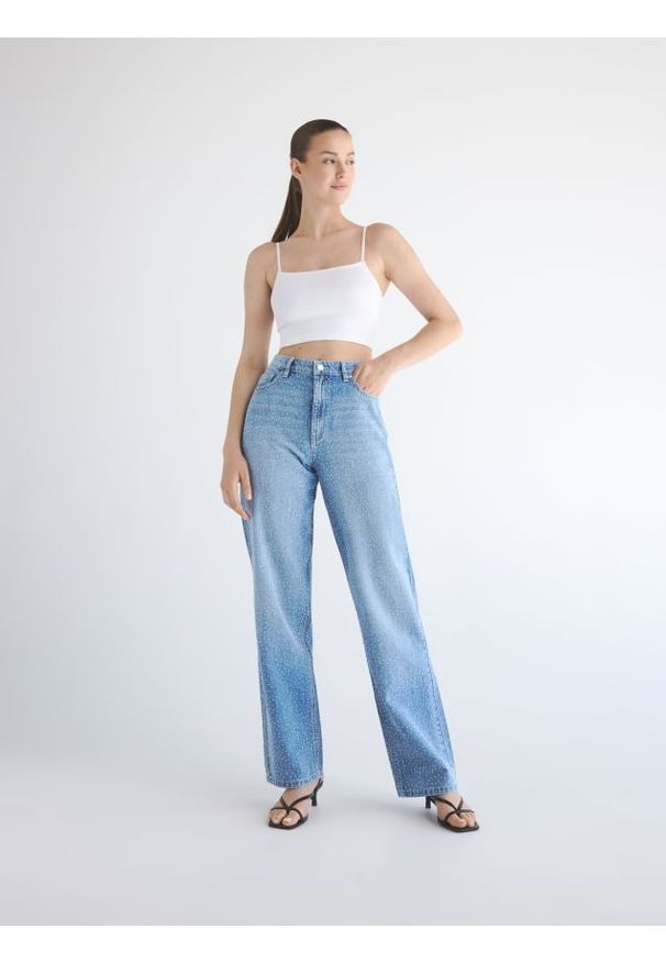 Reserved - Jeansy straight z ozdobnymi aplikacjami - niebieski. Kolor: niebieski. Wzór: aplikacja