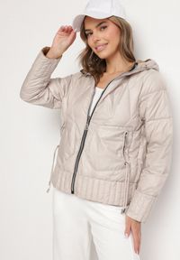 Born2be - Beżowa Dwustronna Kurtka Pikowana z Kieszeniami i Kapturem Eralethra. Okazja: na co dzień, na spacer. Kolor: beżowy. Materiał: jeans. Długość rękawa: długi rękaw. Długość: długie. Wzór: aplikacja. Styl: casual, elegancki #1
