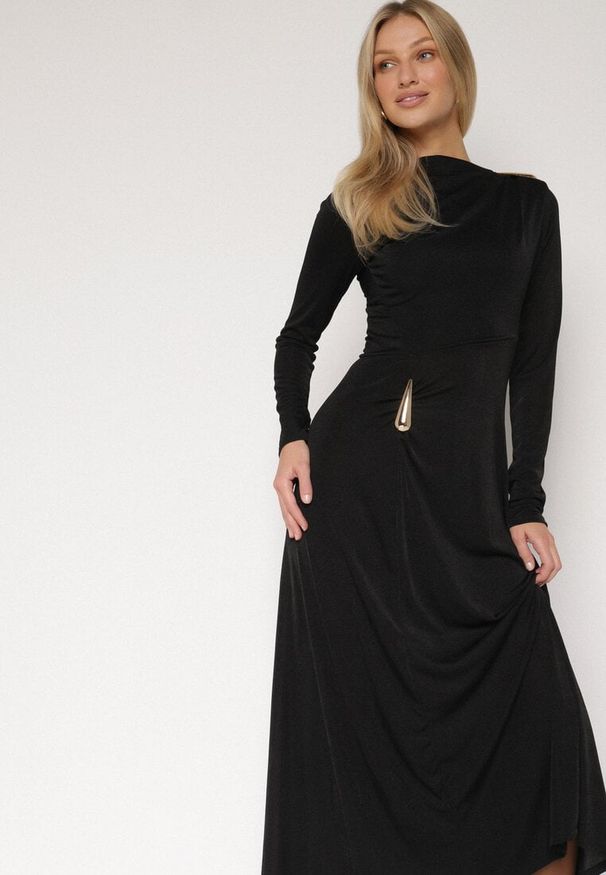 Born2be - Czarna Koktajlowa Sukienka Ozdobiona Metaliczną Aplikacją i Marszczeniem z Boku Retima. Kolor: czarny. Wzór: aplikacja. Styl: wizytowy