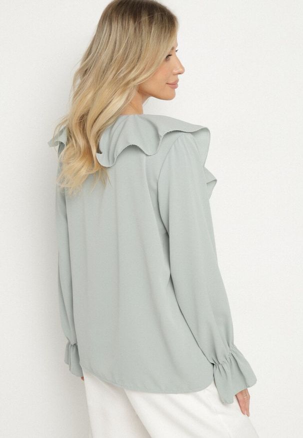 Born2be - Jasnozielona Bluzka z Ozdobną Falbanką Tanalissea. Okazja: na spotkanie biznesowe. Kolor: zielony. Styl: elegancki, biznesowy