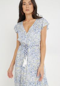 Born2be - Biało-Niebieska Sukienka ze Sznurkiem Cillereia. Typ kołnierza: kołnierz z falbankami. Kolor: niebieski. Materiał: tkanina, wiskoza. Długość rękawa: krótki rękaw. Wzór: nadruk, kwiaty. Długość: maxi #2