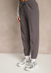 Renee - Brązowe Spodnie Joggery z Bawełny High Waist ze Sznurowaniem Xarvania. Okazja: na co dzień. Stan: podwyższony. Kolor: szary. Materiał: bawełna. Styl: casual