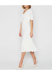 MARLU - Biała sukienka Ingrid. Okazja: do pracy. Kolor: biały. Materiał: wiskoza, elastan, materiał. Wzór: gładki. Typ sukienki: proste, rozkloszowane. Długość: midi #2