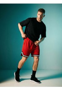 Sinsay - Sportowe szorty z kontrastową lamówką - czerwony. Kolor: czerwony. Styl: sportowy