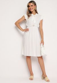 Born2be - Biała Rozkloszowana Sukienka z Wiązanym Dekoltem i Gumką w Pasie Ozdobiona Falbanką Dimonima. Kolor: biały. Materiał: bawełna, wiskoza. Wzór: aplikacja. Typ sukienki: rozkloszowane. Styl: retro, elegancki #3