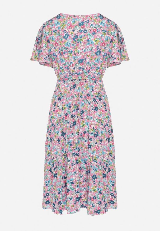 Born2be - Różowa Rozkloszowana Sukienka w Kwiaty z Kopertowym Dekoltem Plisowana Lanasira. Kolor: różowy. Wzór: kwiaty. Typ sukienki: kopertowe