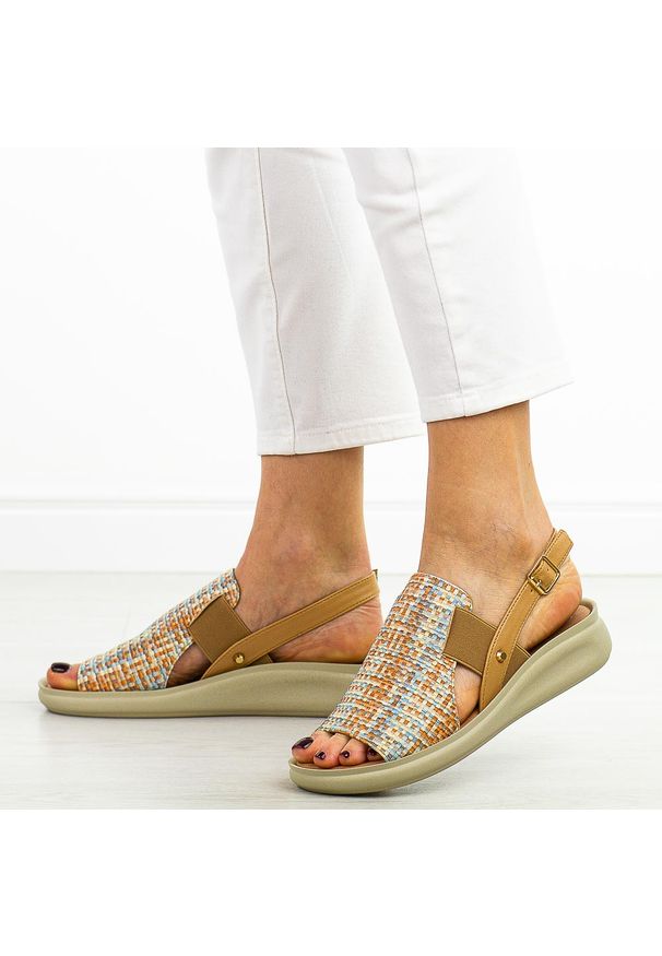 Płaskie bl sandały damskie M.Daszyński 24142-4. Okazja: na co dzień, do pracy, na spacer. Kolor: beżowy. Materiał: skóra. Sezon: wiosna, lato. Obcas: na płaskiej podeszwie. Styl: klasyczny, casual, wakacyjny, elegancki