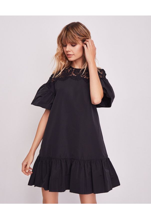 VALENTINO - Czarna sukienka babydoll. Kolor: czarny. Materiał: bawełna, koronka, wiskoza. Wzór: kwiaty, koronka. Typ sukienki: rozkloszowane, baskinki. Styl: klasyczny. Długość: mini