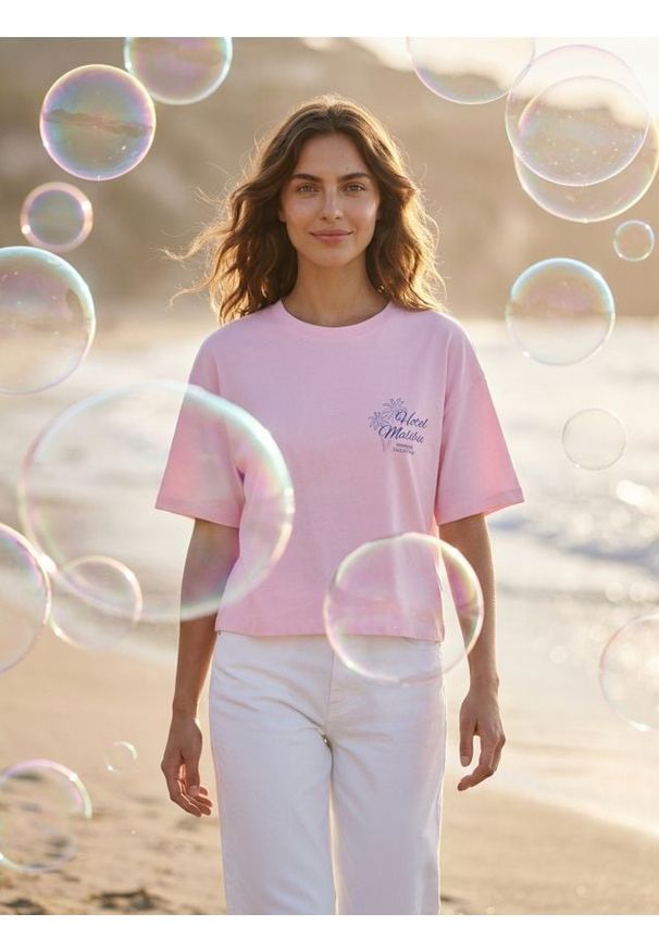 Sinsay - Koszulka z nadrukiem wakacyjnym "Hotel Malibu" - różowy. Kolor: różowy. Wzór: nadruk. Styl: wakacyjny