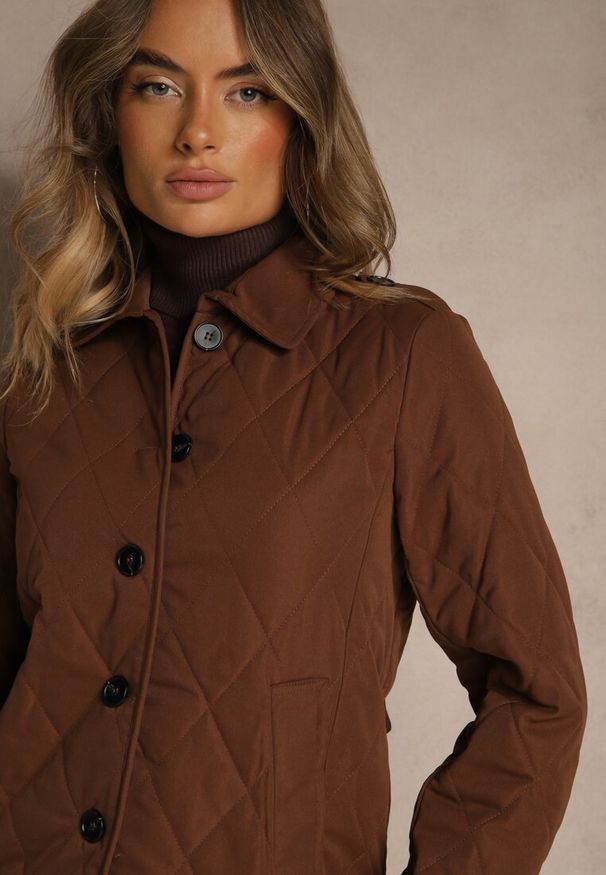 Renee - Brązowa Koszulowa Kurtka Ozdobiona Pikowaniem i Pagonami Avadvira. Okazja: na co dzień. Kolor: brązowy. Materiał: jeans. Wzór: aplikacja. Styl: casual, elegancki