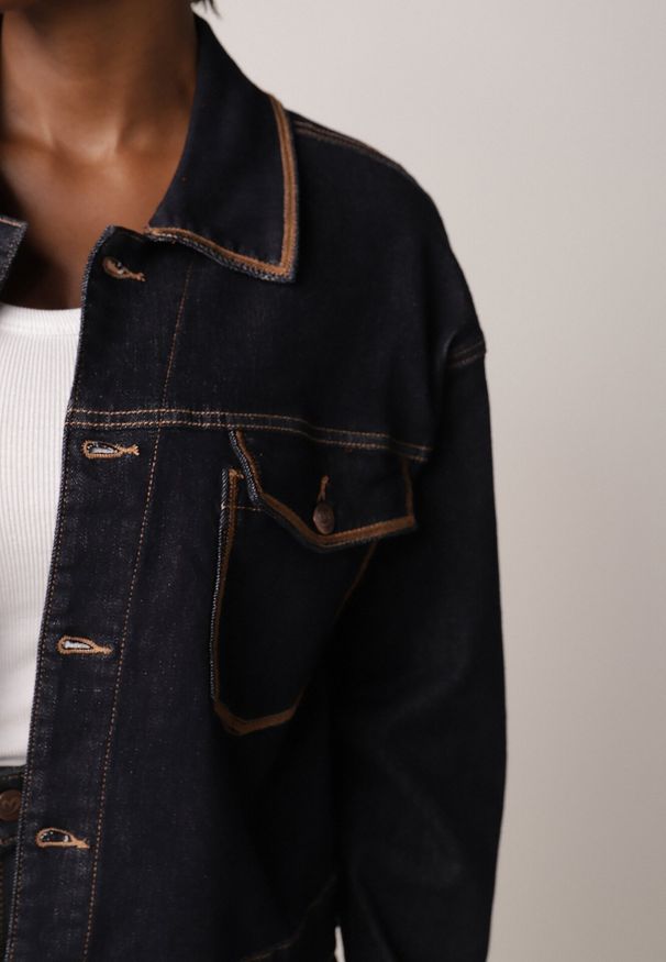 Born2be - Niebieska Kurtka Jeansowa z Bawełną Zdobiona Kontrastowymi Lamówkami Nedore. Okazja: na co dzień, na spacer. Kolor: niebieski. Materiał: bawełna, jeans. Wzór: aplikacja. Sezon: lato. Styl: klasyczny, casual