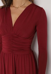 Born2be - Bordowa Marszczona Sukienka Taliowana z Wiskozą z Dekoltem V i Długim Rękawem Emirie. Okazja: na co dzień, na spotkanie biznesowe. Typ kołnierza: dekolt w kształcie V. Kolor: czerwony. Materiał: wiskoza. Długość rękawa: długi rękaw. Styl: biznesowy, casual #2