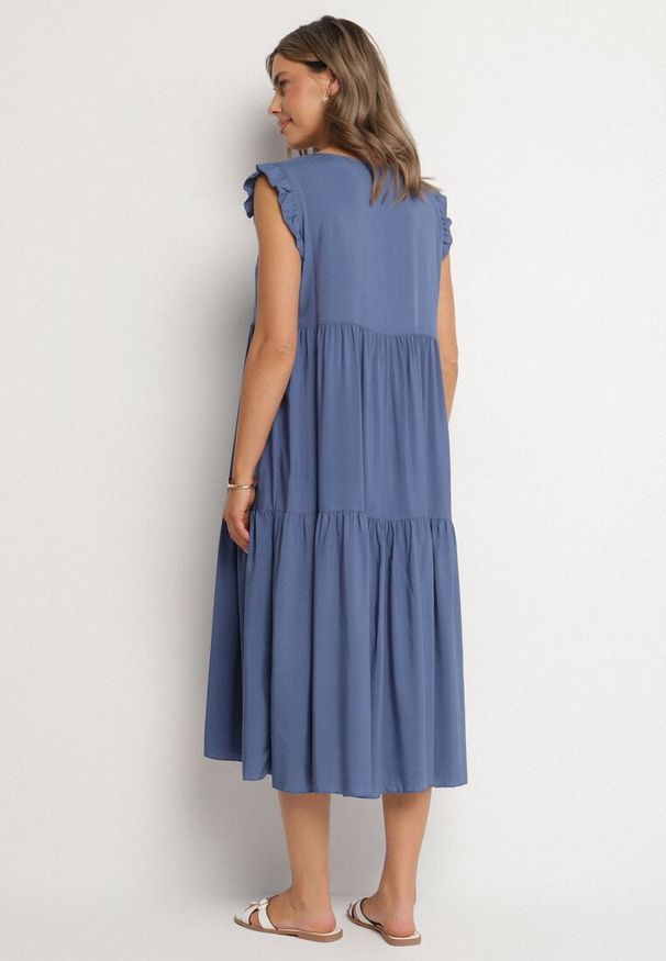 Born2be - Niebieska Bawełniana Sukienka Ozdobiona Falbankami Aveliova. Okazja: na imprezę, na co dzień, na spacer. Typ kołnierza: kołnierz z falbankami. Kolor: niebieski. Materiał: bawełna. Wzór: aplikacja. Typ sukienki: proste. Styl: casual, elegancki. Długość: midi