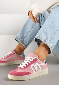 Renee - Różowe Sneakersy Kultowe Tenisówki Zdobione Abstrakcyjną Aplikacją Fendiva. Okazja: na co dzień. Zapięcie: sznurówki. Kolor: różowy. Materiał: jeans. Wzór: aplikacja