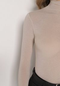 Born2be - Beżowa Bluzka z Golfem Typu Longsleeve z Wiskozy z Kaszmirem Fedine. Okazja: na co dzień. Typ kołnierza: golf. Kolor: beżowy. Materiał: wiskoza, kaszmir. Długość rękawa: długi rękaw. Styl: klasyczny, casual, elegancki #5