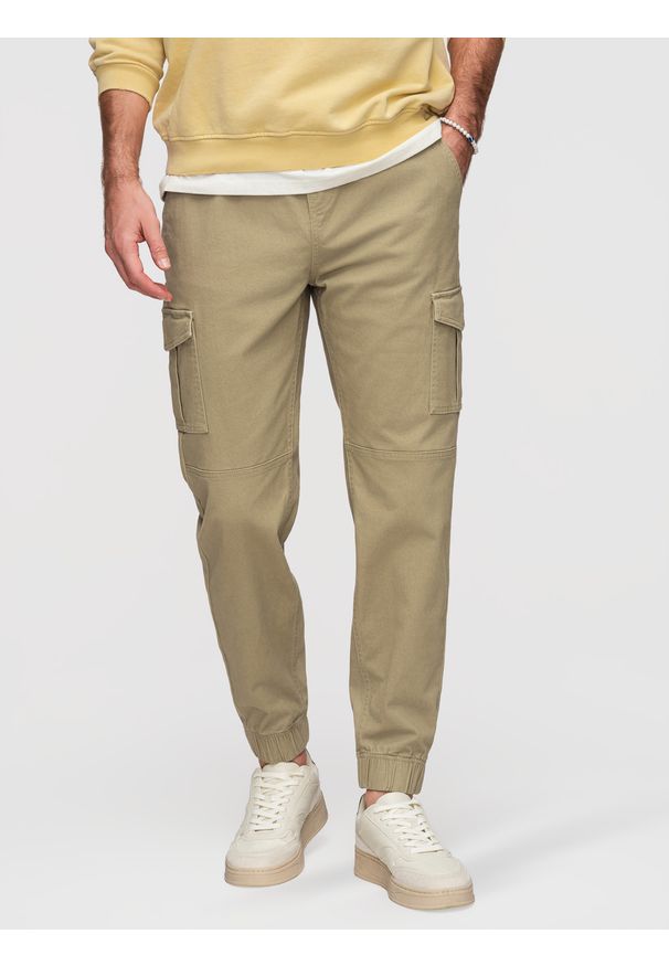 Ombre Clothing - Spodnie męskie JOGGERY z zapinanymi kieszeniami cargo - khaki V1. Okazja: na co dzień, na spacer. Kolor: oliwkowy. Materiał: dzianina, guma, bawełna, materiał, elastan. Wzór: ze splotem. Styl: casual