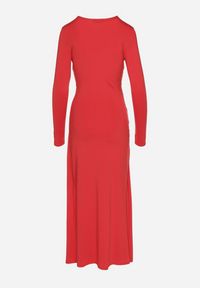 Born2be - Czerwona Sukienka z Efektownym Marszczeniem i Rozcięciem z Wiskozą Kliheria. Okazja: na co dzień. Kolor: czerwony. Materiał: wiskoza. Długość rękawa: długi rękaw. Styl: klasyczny, casual, elegancki #3