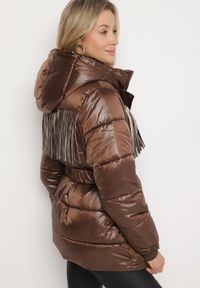 Born2be - Brązowa Pikowana Kurtka z Kapturem i Paskiem z Marszczeniem Zdobiona Frędzlami Sanoria. Okazja: na co dzień. Typ kołnierza: kaptur. Kolor: brązowy. Materiał: jeans. Wzór: aplikacja. Styl: casual, elegancki #6