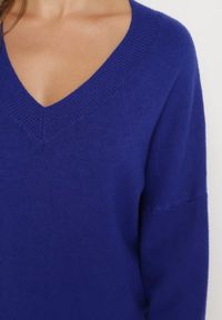 Born2be - Granatowy Sweter z Dekoltem w V z Domieszką Kaszmiru Mariara. Okazja: na co dzień. Typ kołnierza: dekolt w kształcie V. Kolor: niebieski. Materiał: kaszmir. Wzór: bez wzorów. Styl: casual #4