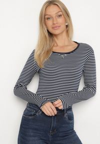 Born2be - Granatowa Bluzka Typu Longsleeve w Paski Ozdobiona Cyrkoniami Ralinella. Okazja: na co dzień. Kolor: niebieski. Materiał: jeans. Długość rękawa: długi rękaw. Wzór: paski, aplikacja. Styl: elegancki, casual, klasyczny #3