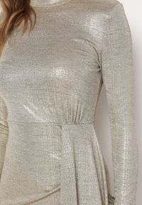 Born2be - Złota Dopasowana Sukienka Mini o Asymetrycznym Fasonie z Metalicznym Połyskiem Buttera. Kolor: złoty. Materiał: materiał. Typ sukienki: asymetryczne. Długość: mini #2