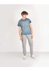 Pepe Jeans T-shirt "Yoram" | PM507562 | Yoram | Mężczyzna | Niebieski. Okazja: na co dzień. Kolor: niebieski. Materiał: bawełna. Wzór: aplikacja, nadruk. Styl: casual