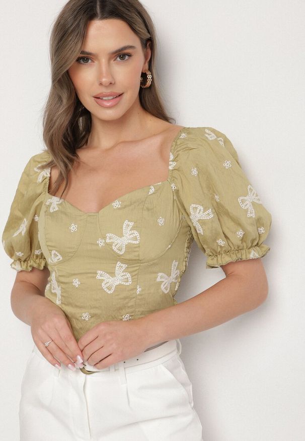 Born2be - Zielona Bluzka Ozdobiona Haftami w Kokardki z Bufiastymi Rękawami Eframara. Typ kołnierza: kokarda. Kolor: zielony. Materiał: jeans. Wzór: aplikacja, haft. Styl: elegancki, klasyczny