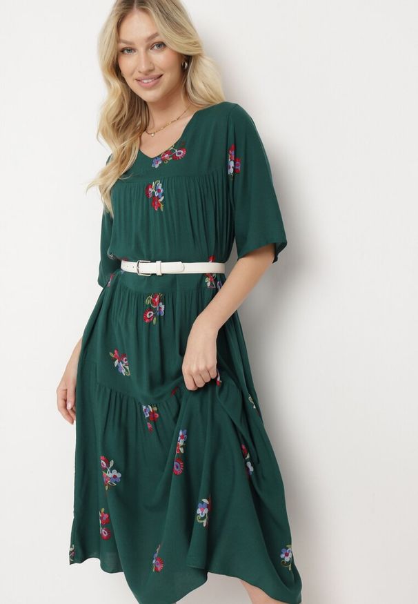 Born2be - Ciemnozielona Wiskozowa Sukienka o Rozkloszowanym Kroju z Krótkim Rękawem Givinia. Okazja: na imprezę, na co dzień. Kolekcja: plus size. Kolor: zielony. Materiał: wiskoza. Długość rękawa: krótki rękaw. Typ sukienki: rozkloszowane, dla puszystych, proste. Styl: casual, elegancki