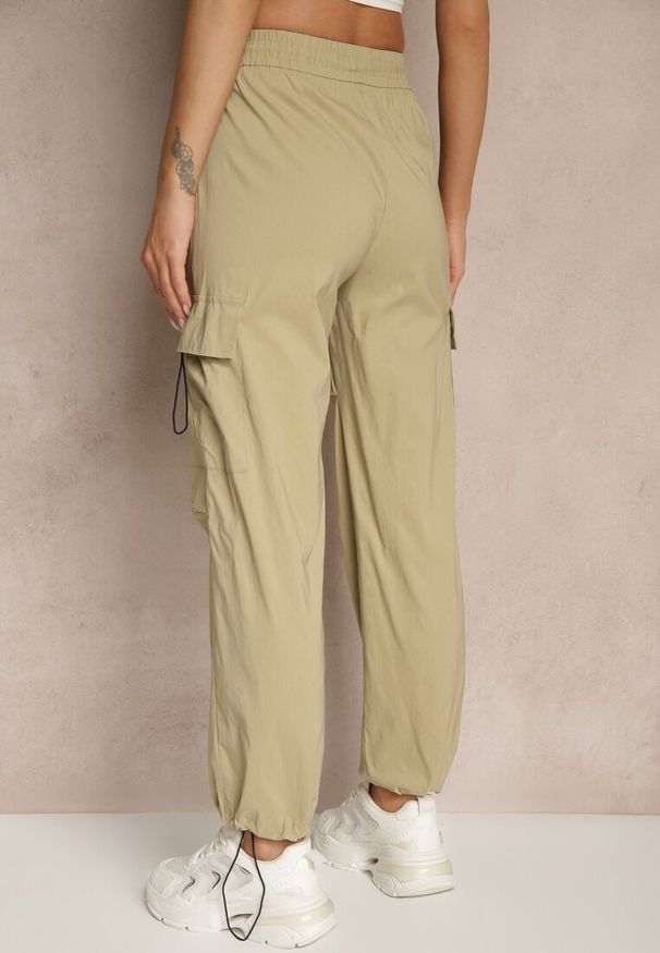 Renee - Jasnobeżowe Spodnie z Bawełną Typu Cargo High Waist Puvoria. Okazja: na spacer, na co dzień. Stan: podwyższony. Kolor: beżowy. Materiał: bawełna. Styl: casual