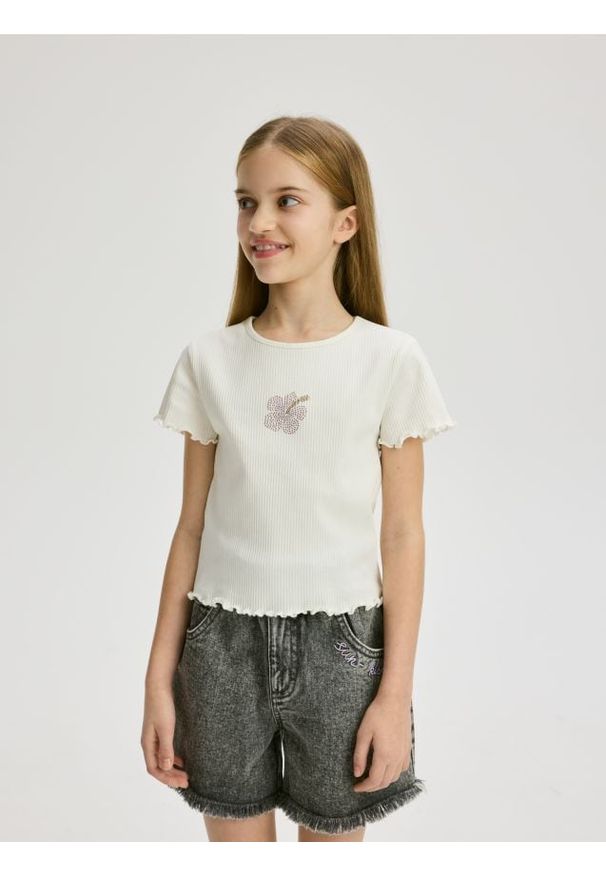 Reserved - Prążkowany t-shirt z aplikacją - złamana biel. Materiał: prążkowany. Wzór: aplikacja