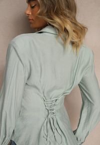 Renee - Jasnozielona Koszula z Usztywnioną Linią Ramion i Wiązaniem Meroniela. Okazja: na spotkanie biznesowe, na co dzień. Kolor: zielony. Materiał: jeans. Styl: biznesowy, elegancki, casual #4