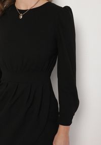 Born2be - Czarna Sukienka z Marszczeniem i Bufiastymi Rękawami Redenia. Kolor: czarny. Styl: klasyczny, elegancki #3