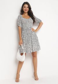 Born2be - Biała Wiskozowa Rozkloszowana Sukienka Mini w Kropki z Falbanką Phelione. Kolor: biały. Materiał: wiskoza. Wzór: kropki. Długość: mini #4