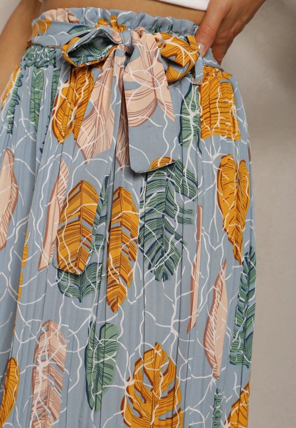 Renee - Jasnoniebieskie Spodnie Szwedy z Bawełną High Waist Wykończone Gumką w Talii Pasefia. Okazja: do pracy, na co dzień. Stan: podwyższony. Kolor: niebieski. Materiał: bawełna. Styl: elegancki, casual