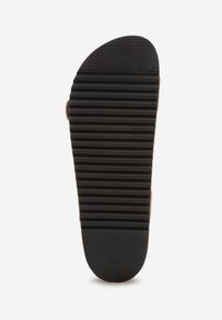 Renee - Jasnobrązowe Zamszowe Klapki Klasyczne z Regulowanymi Paskami ze Sprzączkami Shirinixis. Okazja: na co dzień. Kolor: brązowy. Materiał: zamsz. Wzór: paski. Sezon: lato. Styl: klasyczny #7