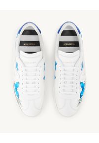 AQUAZZURA - Białe sneakersy w motyle The A Sneaker. Nosek buta: okrągły. Zapięcie: pasek. Kolor: biały. Materiał: guma. Wzór: aplikacja, paski, nadruk. Obcas: na płaskiej podeszwie #3
