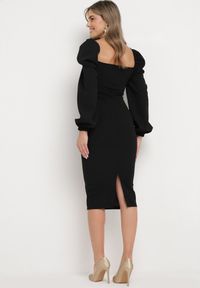 Born2be - Czarna Sukienka Midi z Kopertową Górą i Bufiastymi Rękawami Ozdobiona Marszczeniami Azurma. Okazja: na co dzień. Kolor: czarny. Wzór: aplikacja. Typ sukienki: kopertowe. Styl: casual. Długość: midi #3