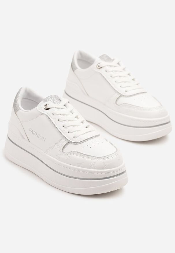 Born2be - Biało-Srebrne Sneakersy na Grubej Podeszwie z Napisem i Brokatem Odivena. Okazja: na co dzień. Kolor: biały. Materiał: jeans. Wzór: napisy