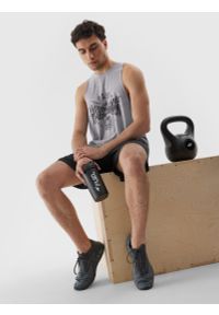 4f - Luźny tank top treningowy męski. Kolor: szary. Materiał: dzianina, włókno, materiał. Długość rękawa: bez rękawów. Wzór: nadruk