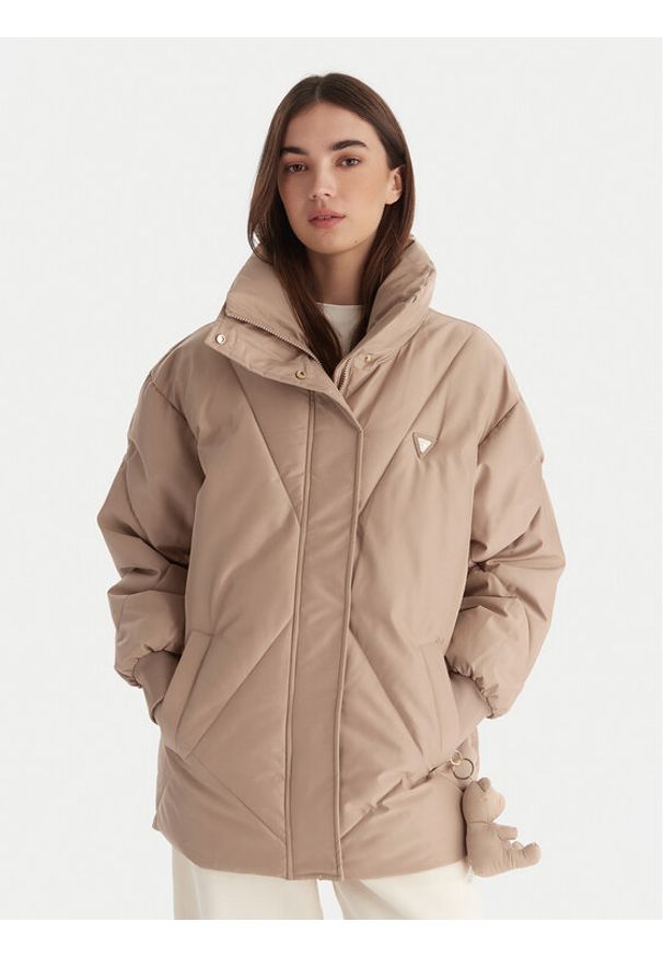 Guess Kurtka zimowa V5BL13 WHHZ2 Beżowy Regular Fit. Kolor: beżowy. Materiał: syntetyk. Sezon: zima