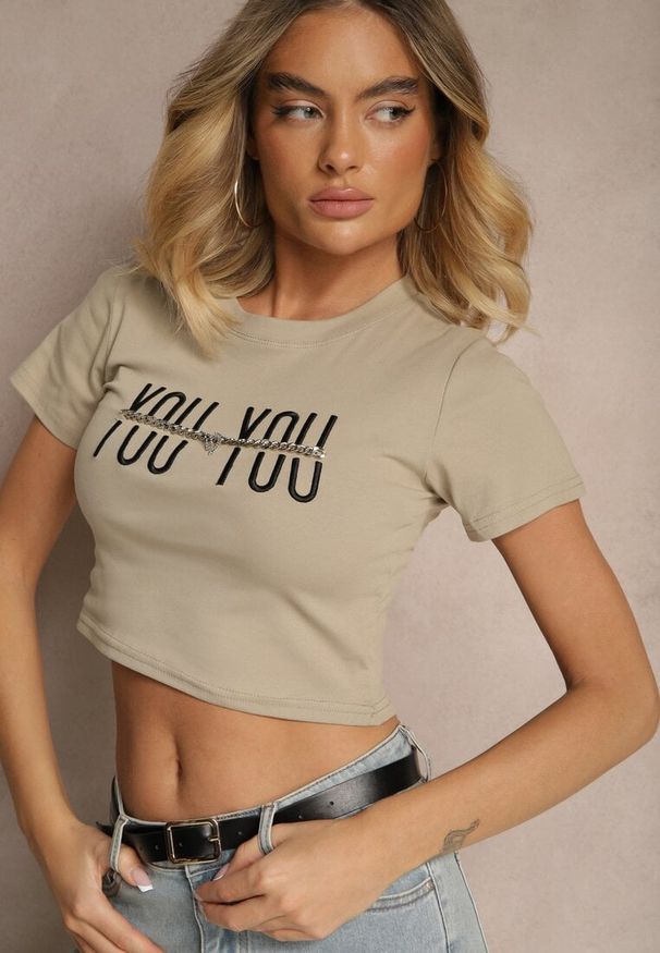 Renee - Ciemnobeżowy T-shirt z Bawełny Ozdobiony Łańcuchem i Napisem Olithel. Okazja: na co dzień. Kolor: beżowy. Materiał: bawełna. Wzór: napisy, aplikacja. Styl: casual