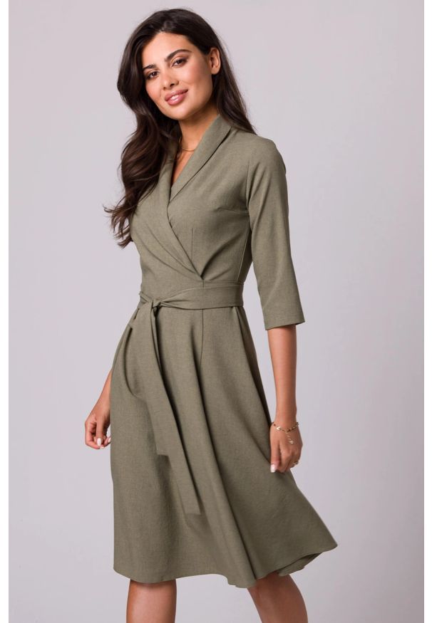 Sukienki.shop - Rozkloszowana sukienka kopertowa z wiązaniem w pasie khaki. Okazja: do pracy. Kolor: brązowy. Typ sukienki: kopertowe. Styl: elegancki, wizytowy