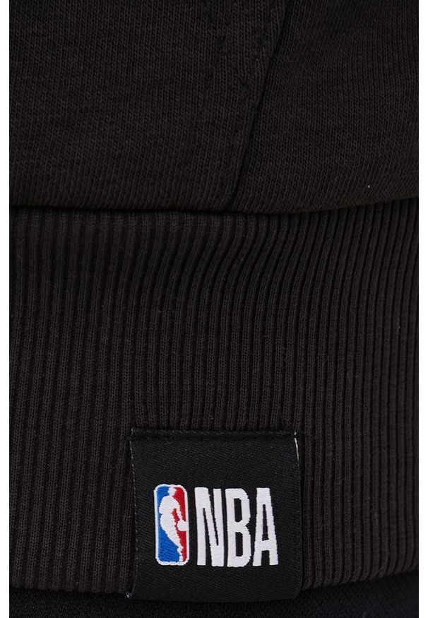 New Era bluza męska kolor czarny z kapturem z nadrukiem. Typ kołnierza: kaptur. Kolor: czarny. Wzór: nadruk