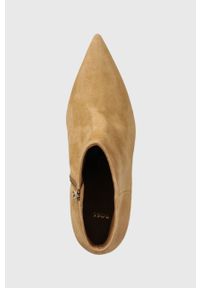 BOSS botki zamszowe Janet Bootie 70-S damskie kolor beżowy na szpilce 50498739. Kolor: beżowy. Materiał: zamsz. Obcas: na szpilce. Wysokość obcasa: średni #4