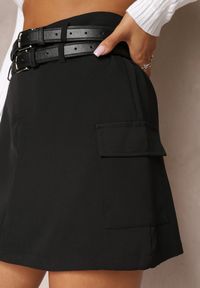 Renee - Czarna Mini Spódnica z Kieszeniami na Klapy i 2 Paskami z Ekoskóry Gvanna. Kolor: czarny. Materiał: poliester. Długość: krótkie #2
